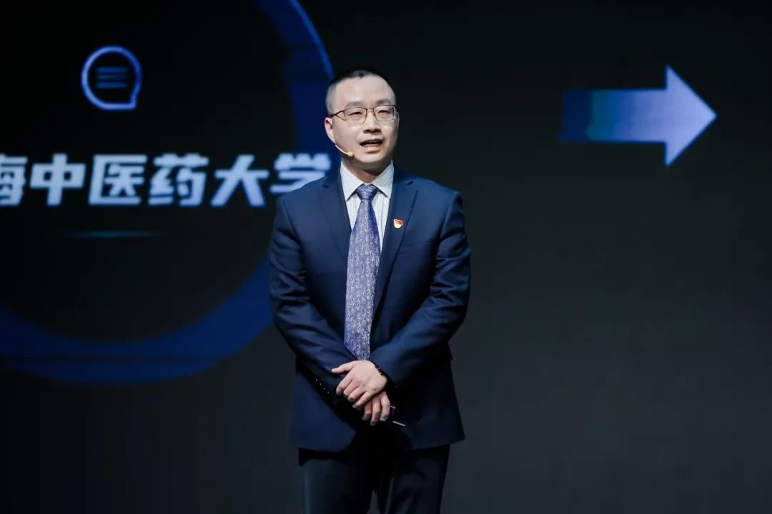 bat365官网附属第七人民医院副院长胡聃荣获“2023浦东十大杰出青年”称号