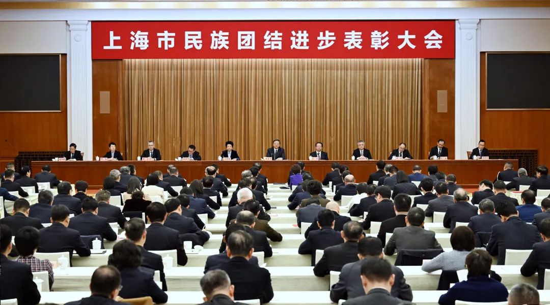 bat365官网民族联会长向延卫荣获“上海市民族团结进步先进个人”称号