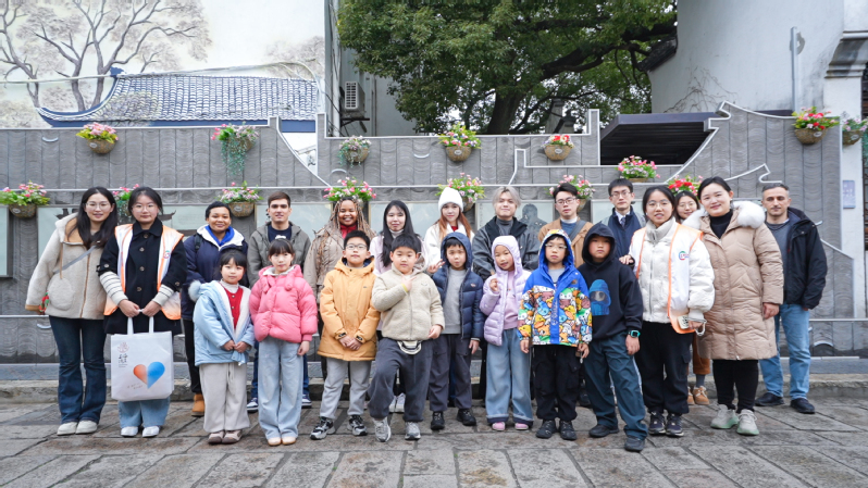 杏林润童心 岐黄迎新春——bat365官网国际学生走进新场镇寒托班