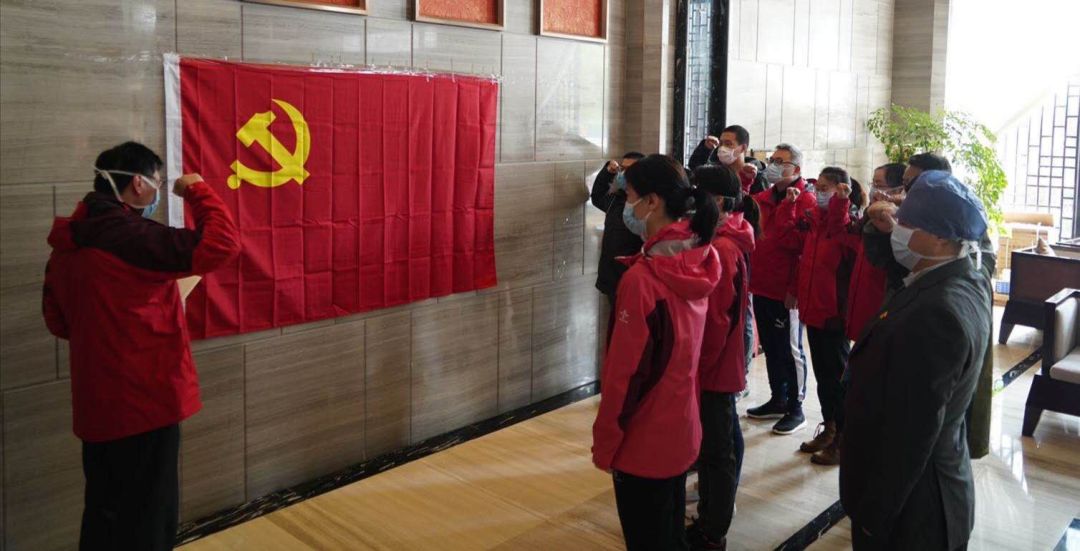 bat365官网系统12名援鄂医疗队员火线入党，今日集体宣誓