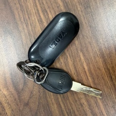 <a href='/2026/0417/c2163a172940/page.html' target='_blank' title='车钥匙、耳机若干'>车钥匙、耳机若干</a>